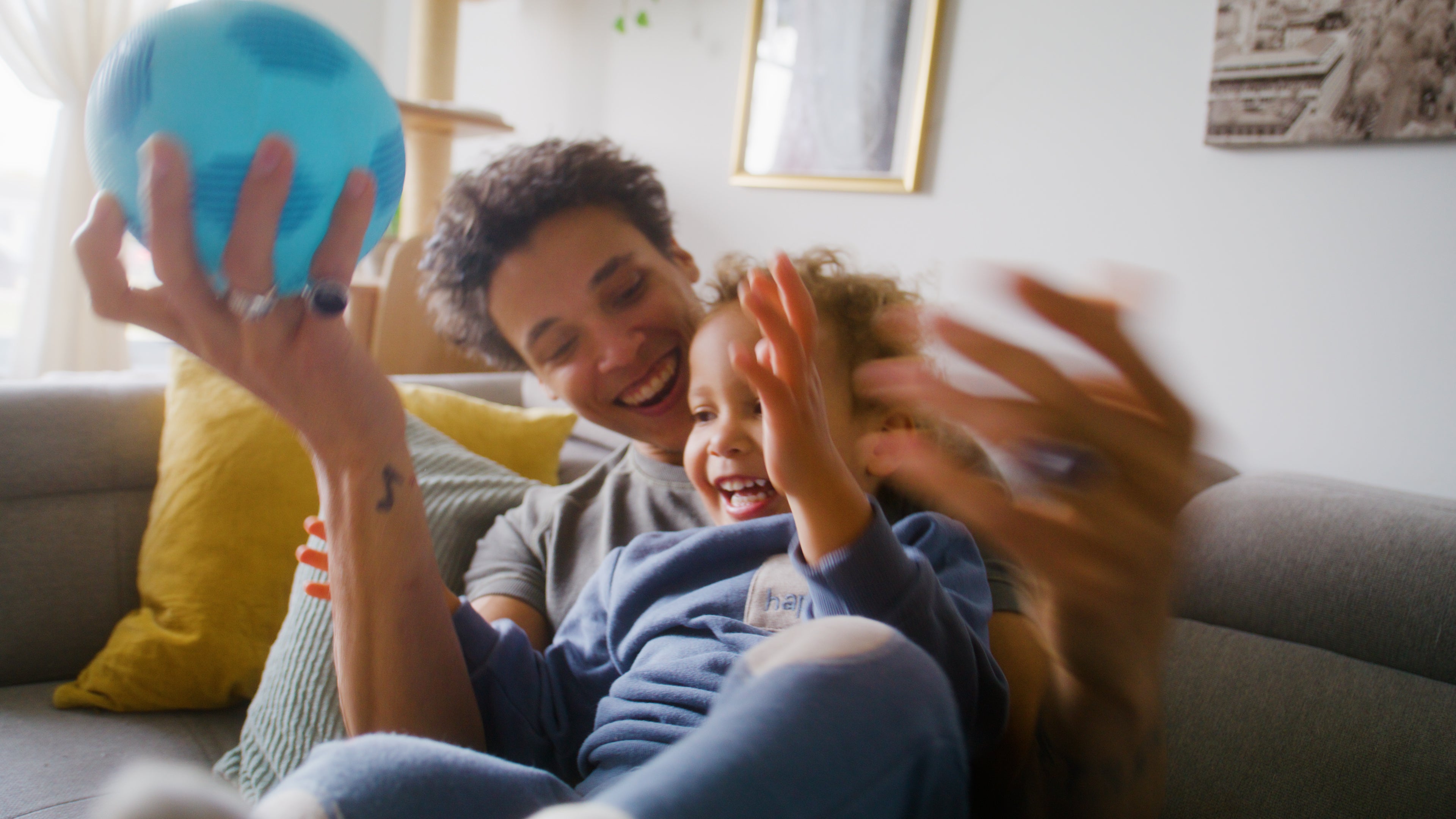 Charger la vidéo : Une famille préparant ses vacances simplement avec Bébé Solutions